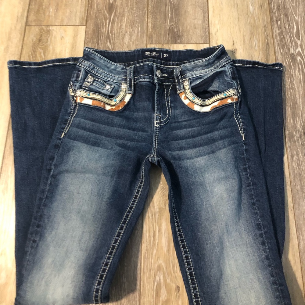 Size 27 L miss me jeans. On the pockets have cowprint and jewel designs.